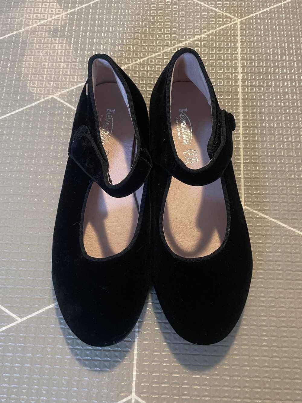 Venettini black velvet girls Mary Jane shoe Size 31